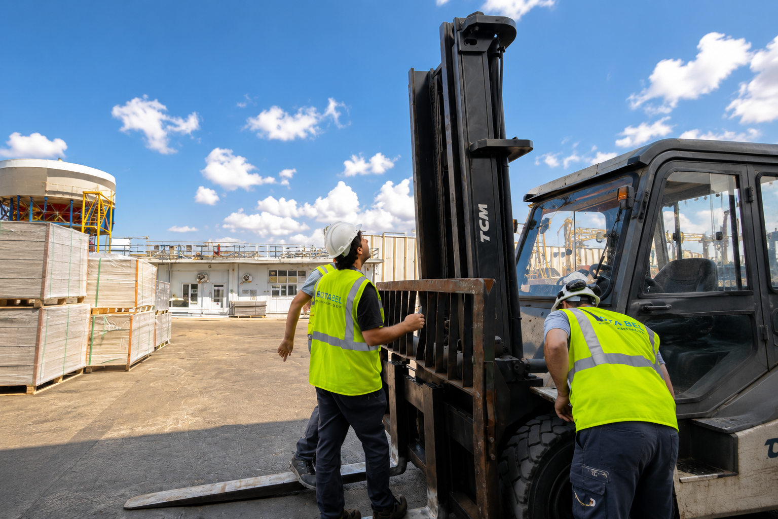 Forklift Periyodik Kontrolünün Kritik Önemi: Sadece Bir Zorunluluk Değil, Stratejik Bir Yatırım Forkliftler, lojistik depolar, üretim hatları, limanlar ve tüm endüstriyel tesislerde kritik yük taşıma ve istifleme görevlerini üstlenen, yüksek risk potansiyeli taşıyan ekipmanlardır. Bu makineler, statik bir ofis ekipmanı değil, dinamik, ağır yüklerle çalışan ve sürekli hareket halinde olan kompleks mekanik sistemlerdir. Kullanım sırasında oluşabilecek en ufak bir arıza veya fonksiyon kaybı, sadece maddi hasarla sınırlı kalmayıp ciddi iş kazalarına, can kayıplarına ve üretim sürekliliğinde onarılmaz kesintilere yol açabilir. Bu nedenle düzenli periyodik kontrol, sadece yasal bir kutunun işaretlenmesi değil, işletmenizin operasyonel güvenliği, finansal sürdürülebilirliği ve çalışanlarınızın refahı için yapılan stratejik bir yatırımdır. Yasal Zorunluluk: İşveren Sorumluluğunun Değişmez Gereği Forkliftler, 6331 Sayılı İş Sağlığı ve Güvenliği Kanunu’nun dayanağı olan “İş Ekipmanlarının Kullanımında Sağlık ve Güvenlik Şartları Yönetmeliği” kapsamında, periyodik kontrolü yapılması yasal olarak zorunlu ekipmanlar arasında yer alır. Bu yönetmelik, işverene, çalışanların hayatını ve sağlığını korumak amacıyla tüm iş ekipmanlarının (forkliftler dahil) düzenli aralıklarla, yetkili ve uzman kişilerce kontrol edilmesi yükümlülüğünü getirmektedir. Yönetmeliğin açık hükmüne göre, forkliftlerin en az yılda bir kez yetkili bir kuruluş tarafından kontrol edilmesi şarttır. Bu kontrolü yaptırmayan işletmelere, denetimler sırasında ağır idari para cezaları uygulanabilir ve olası bir kaza durumunda işverenin hukuki sorumluluğu katlanır.